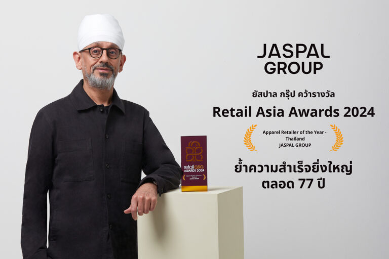 K.Charan-with-Trophy-Retail-Asia-Awards-TH