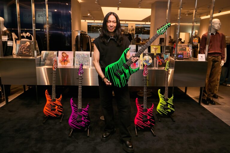 002-ยอด-ธนชัย-ตันตระกูล-กับกีต้าร์ผลงานการออกแบบเพื่อแคมเปญ-CPS-x-Y-SIG.-Charity-ทั้ง-5-ตัว